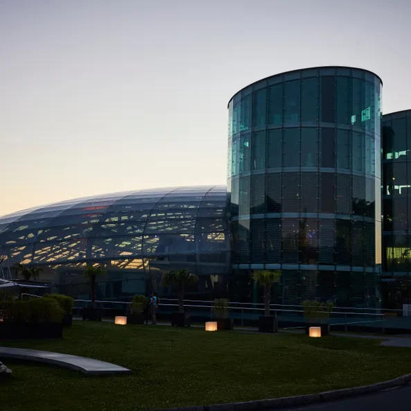 Außenansicht des Hangar-7 bei Sonnenuntergang